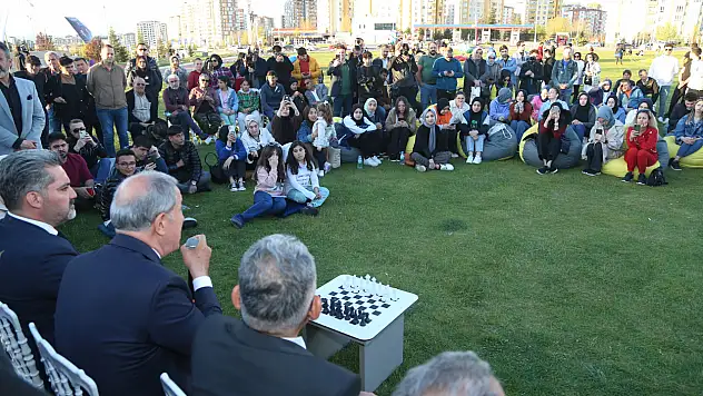 Akar, gençlere hangi tavsiyede bulundu?