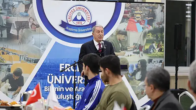 Akar, öğrencilerle iftar yaptı