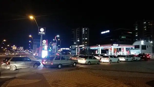 Akaryakıt istasyonlarında kuyruklar oluştu!