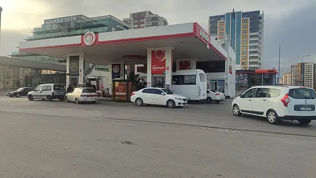 Akaryakıt istasyonlarında  'zam' yoğunluğu!