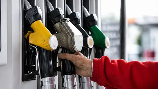 Akaryakıtta çifte zam! Benzin ve motorin fiyatları değişiyor