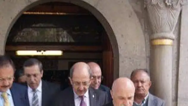 AKP ADAYLARI TÜRBE ZİYARETİ İLE START VERDİ