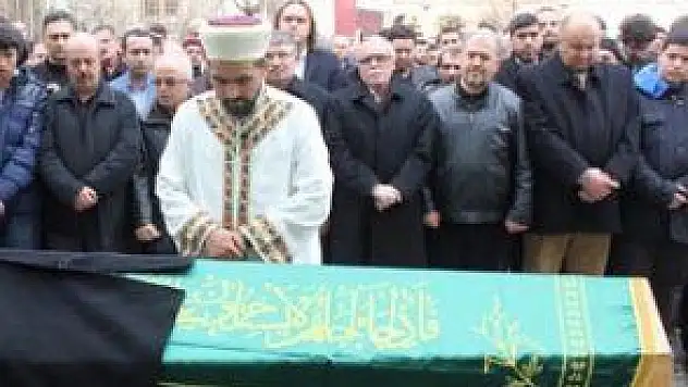 AKP'DEN İSTİFA EDEN BAKAN CENAZE İÇİN KAYSERİ'YE GELDİ