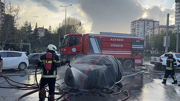 Otomobildeki yangını battaniyesiyle söndürdü