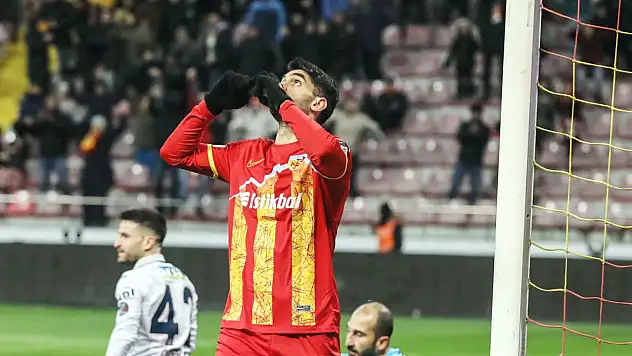 Ali Karimi takımını sırtladı