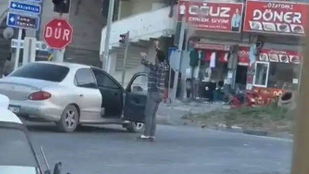 Elinde şişeyle trafikte oynadı!