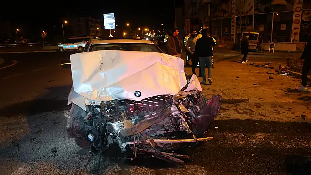 Alkollü sürücü kaza yaptı: 1'i ağır 3 yaralı
