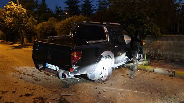 Ehliyetsiz sürücü duvara çarptı!