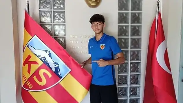 Alperen Elmas profesyonel oldu