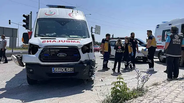 Hasta taşıyan ambulans kaza yaptı: 5 kişi...
