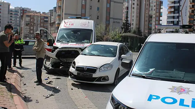 Kayseri'de yürekleri ağza getiren kaza! Ambulans ve otomobil çarpıştı: 2 kişi...