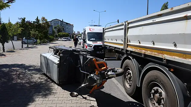 Ambulansa yol açmak istedi, kaza yaptı!