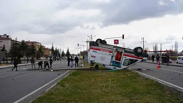 Vakaya giden ambulans kaza yaptı