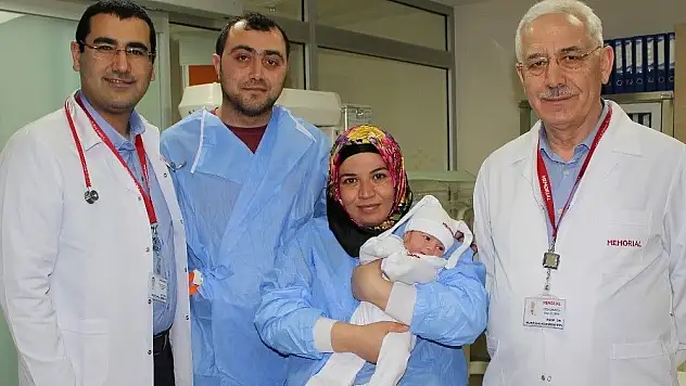 Ameliyatla hayata dönen bebeğe doktorlarının adı verildi