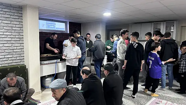Anadolu Gençlik Derneği mahalleye iftar verdi!