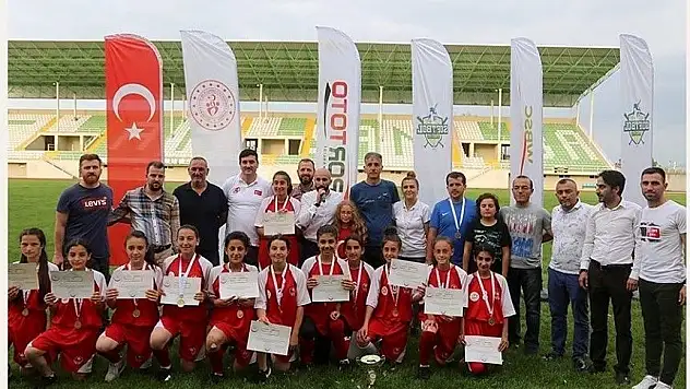 Analig Softbol'da Kayseri Kız Takımı Türkiye Şampiyonu Oldu