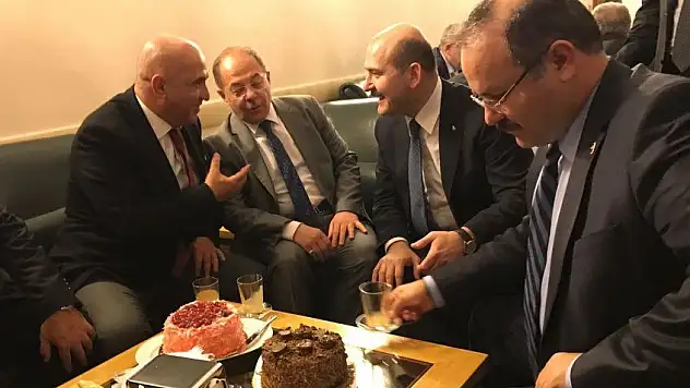 Anayasa değişiklik teklifi görüşmelerinde doğum günü kutlaması