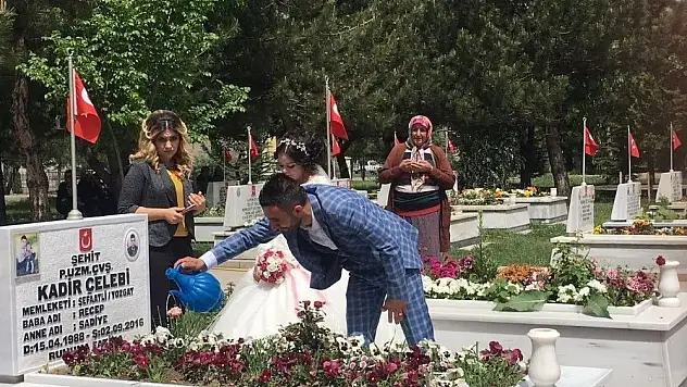 Anneler gününde şehitliğe koştular