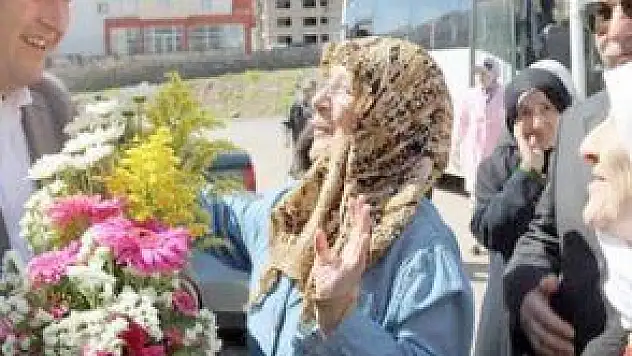 "ANNELERİMİZ GİBİ HİZMET ETMEYE ÇALIŞIYORUZ"