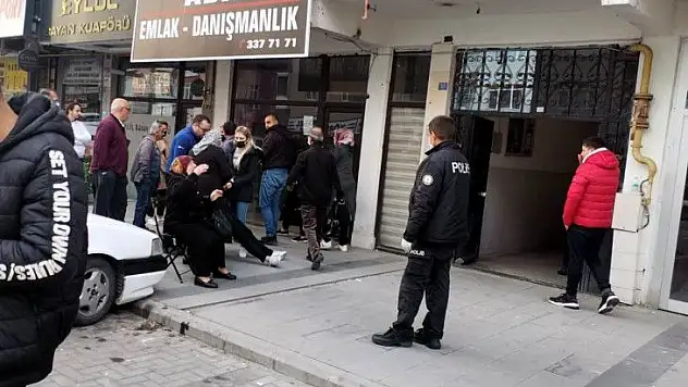 Annesini öldürüp babasını yaralayan şahıs hayatını kaybetti