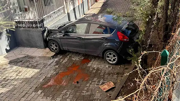 Apartman bahçesine araç düştü