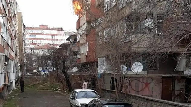Alevler tüm daireyi sardı