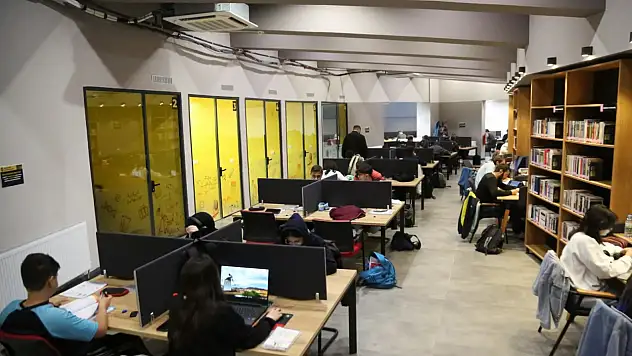 Ara tatilde kütüphaneler tıklım tıklım