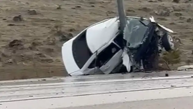 Araç direğe saplandı, genç sürücü ağır yaralandı