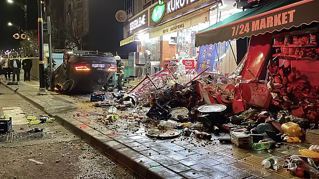 Araç kontrolden çıktı: 2 iş yerine çarptı!