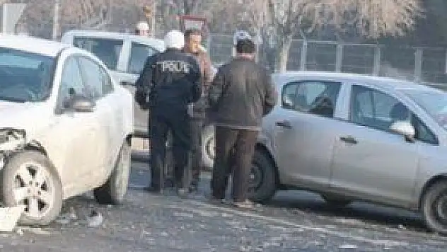 4 ARAÇ ZİNCİRLEME TRAFİK KAZASINA KARIŞTI