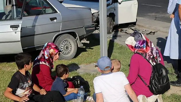 Araçlar kaza yaptı, çocuklar ağladı