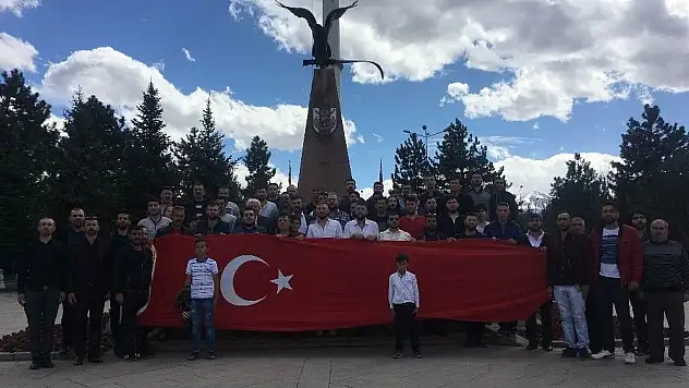 50 araçlık konvoyla şehitliği ziyaret ettiler
