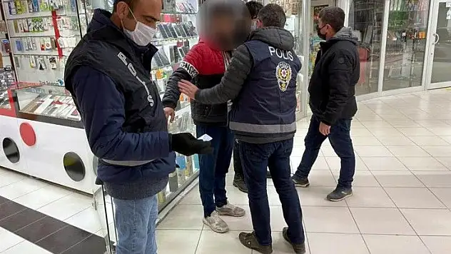 Aranan 2 şahıs yakalandı