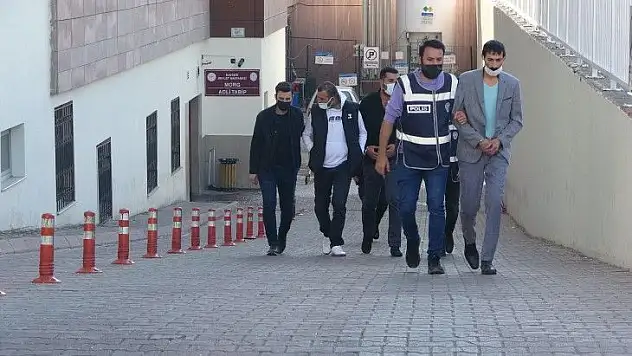 Aranan 3 kişi yakalanarak gözaltına alındı