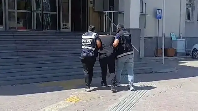 Aranıyordu, saklandığı evde yakayı ele verdi