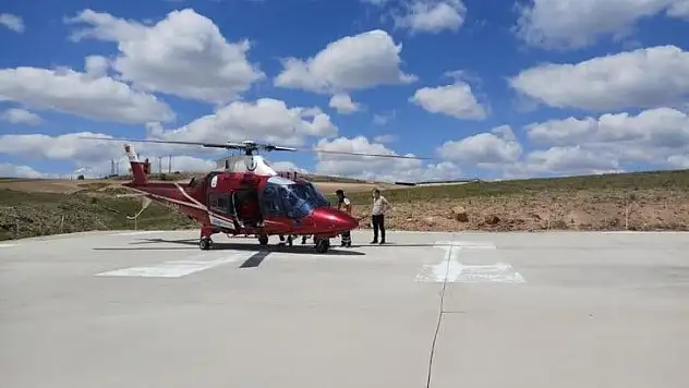 Arının sokmasıyla şoka giren adam hava ambulansı ile hastaneye kaldırıldı
