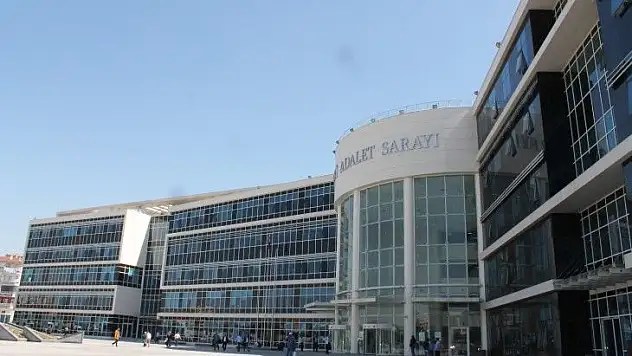 Arkadaşını boğazından bıçaklayarak yaralayan sanığa 6 yıl 10 ay 15 gün hapis cezası