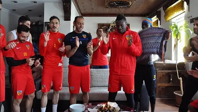 Asamoah Gyan 32. yaş gününü takım arkadaşları ile kutladı