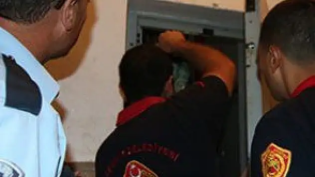 ASANSÖRDE KALAN HEMŞİRE, 155'TEN YARDIM İSTEDİ