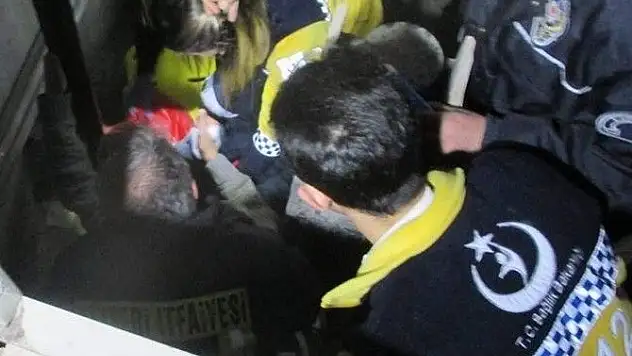 Asansöre sıkışan çocuk ölümden döndü