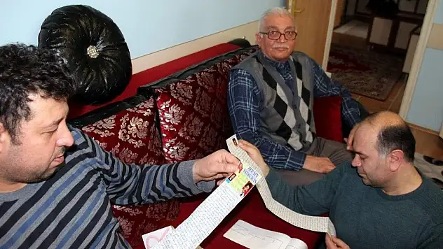 Askerdeki oğullarına 5'er metrelik mektup yazdı