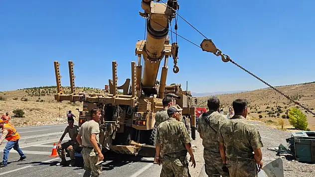 Askeri araç devrildi: 1 asker şehit oldu