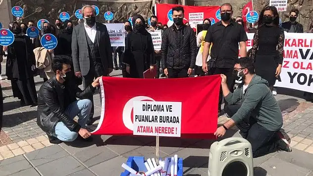 Atanamayan öğretmenler seslerini duyurmak için eylem yaptı!