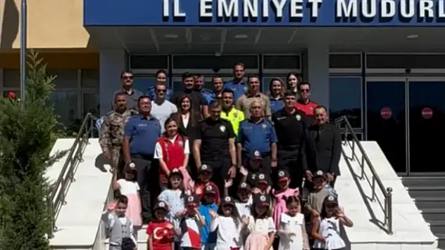 Atanur Aydın'dan minik öğrencilere sürpriz