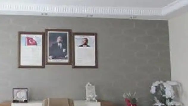 ATATÜRK FOTOĞRAFINI DUVARA ASTILAR!