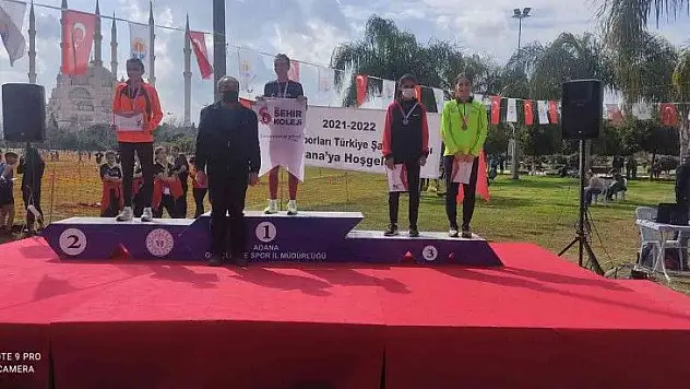 Kros Şampiyonasında 3 kupa kazandı
