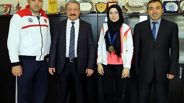 Avrupa Şampiyonu Sporcudan ERÜ Rektörü Güven'e Ziyaret
