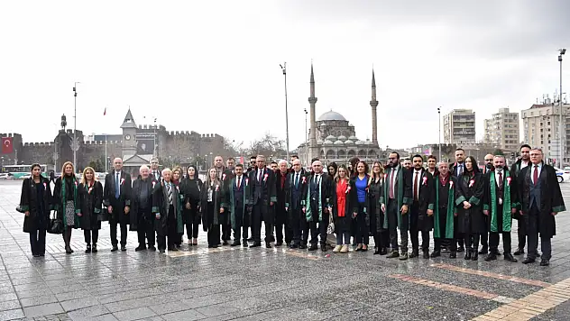Avukatlar Kayseri Cumhuriyet Meydanında toplandı