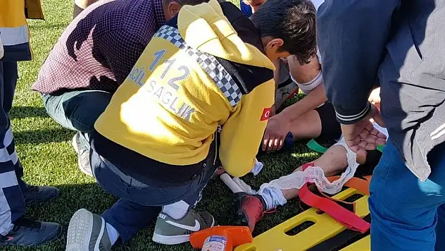 Ayağı kırılan genç futbolcu gözyaşlarına boğuldu
