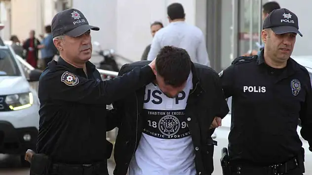 Ayağıyla otomobil sürdü